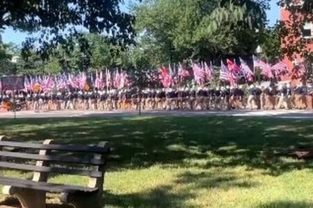 米国の首都で、白人至上主義団体「パトリオット・フロント」の男らが行進