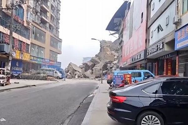 中国の重慶で大規模な土砂崩れが発生、救出作業が続く【動画】
