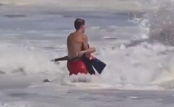 米海岸で大きな波に飲まれた少年を、ライフガードが懸命に救助【動画】
