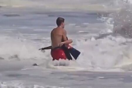 米海岸で大きな波に飲まれた少年を、ライフガードが懸命に救助【動画】