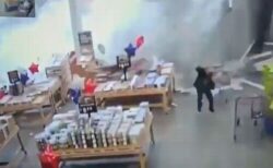 豪雨でディスカウントストアの屋根が崩落、店内映像が恐ろしい【動画】