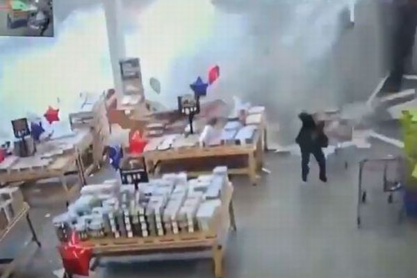 豪雨でディスカウントストアの屋根が崩落、店内映像が恐ろしい【動画】