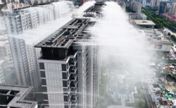 ビルの屋上から霧を降らせる、中国の都市冷却が欧米でも話題に