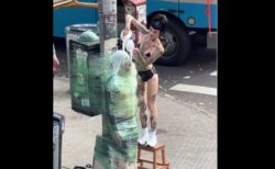 真昼の路上、電柱に縛りつけられた奴隷を、フェチ女王様が責めていた