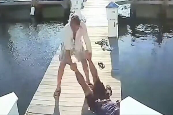 酔った喧嘩相手を海に沈めて殺し、残った靴まで蹴り払う様子が冷酷