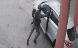 イスラエル兵、車内に閃光弾を投げ入れ、パレスチナ人を車に閉じ込める【動画】