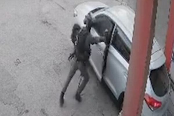 イスラエル兵、車内に閃光弾を投げ入れ、パレスチナ人を車に閉じ込める【動画】