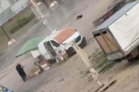 ロシア軍のドローンがウクライナの男性を追跡、自爆攻撃を仕掛ける【動画】