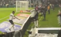 ブラジルのサッカー選手、ゴールを喜び、ピッチ脇の穴に落下