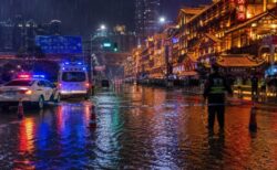【動画】大都市で大雨の中、旅行中の母娘が倒れる　水たまりで感電の疑い