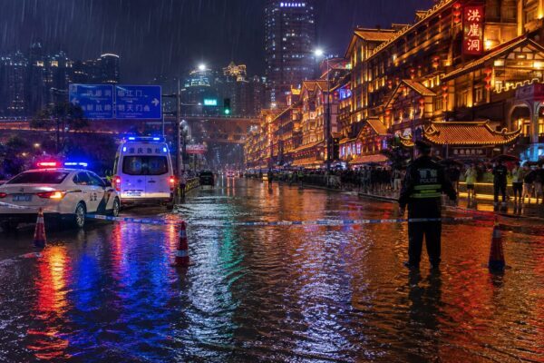 【動画】大都市で大雨の中、旅行中の母娘が倒れる　水たまりで感電の疑い