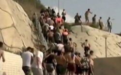 スペイン領のセウタへ約5万人の移民が大量越境、混乱で57人が死亡