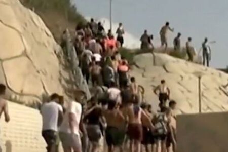 スペイン領のセウタへ約5万人の移民が大量越境、混乱で57人が死亡
