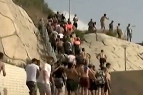 スペイン領のセウタへ約5万人の移民が大量越境、混乱で57人が死亡