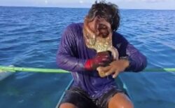 フィリピンの漁師の顔にタコが張り付き、必死で剥がそうとする【動画】