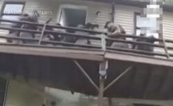 犯人の部屋の前にいた米捜査官ら、2階の木製デッキが崩壊し、全員が地面に落下【動画】