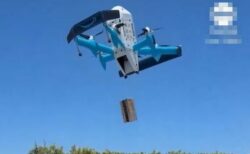 「Amazon」の配送ドローンがプールに荷物を落下、自宅にいた女性もショック【動画】