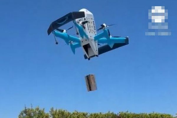 「Amazon」の配送ドローンがプールに荷物を落下、自宅にいた女性もショック【動画】