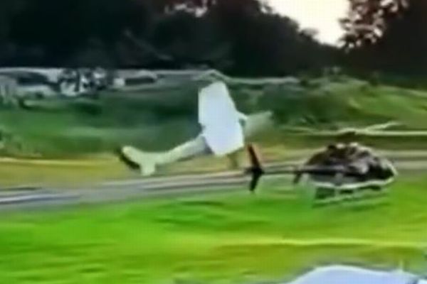 小型飛行機が州警察のヘリコプターと空中衝突、パイロット1人が死亡【動画】