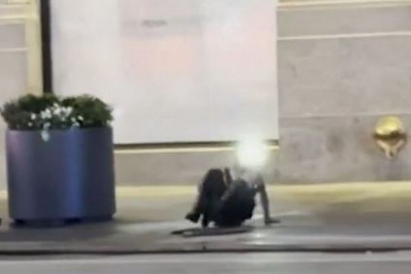 ニューヨーク市のマンホールから出てきた3人の男、警察が捜査を開始
