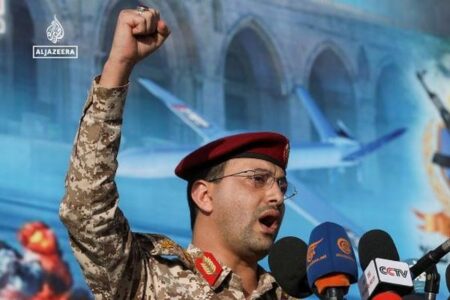 「フーシ派」がイエメン政府軍の拠点を攻撃、数十人が死傷