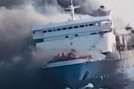 インドネシア沖でフェリーが航行中に火災、5人が死亡【動画】