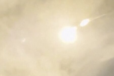 中国のロケットが打ち上げに失敗、上昇中に爆発【動画】