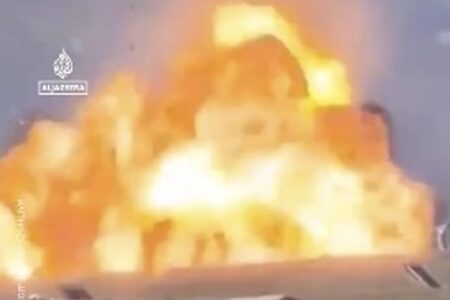 イタリアにある弾薬工場で火災、大規模な爆発が発生【動画】