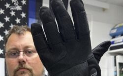 ICEが職員に、電気ショックを与える手袋を装備させることを検討