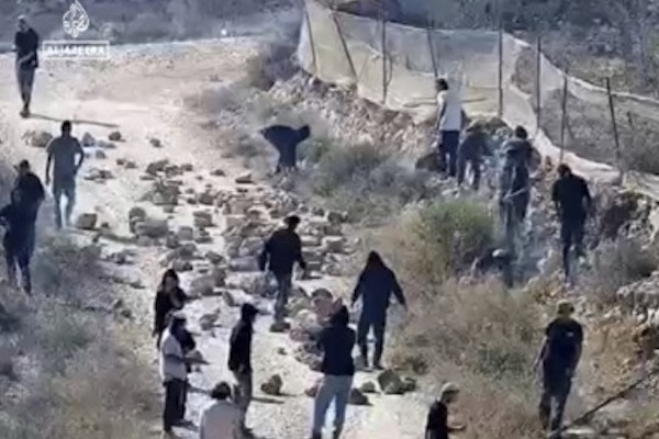 イスラエル人の入植者がパレスチナ人の住宅を包囲、米仏も非難