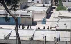 イスラエル軍がUNRWAの施設を襲撃、建物を占拠して国旗を掲げる
