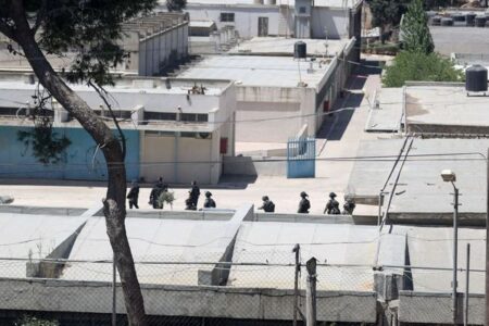 イスラエル軍がUNRWAの施設を襲撃、建物を占拠して国旗を掲げる