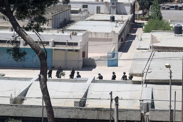 イスラエル軍がUNRWAの施設を襲撃、建物を占拠して国旗を掲げる