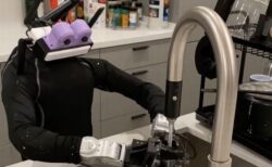 米企業、ヒト型ロボットを使った家庭清掃サービスを開始
