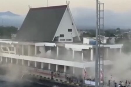 インドネシアでM7.7の地震が発生、少なくとも47人が死亡