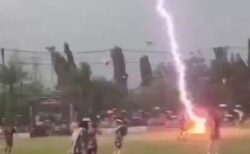 タイのスタジアムに落雷、試合中のサッカー選手が死亡【動画】