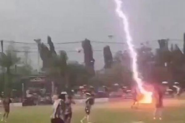 タイのスタジアムに落雷、試合中のサッカー選手が死亡【動画】