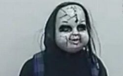 不気味なマスクをした男、ジョギング中の女性の後を追いかける【動画】