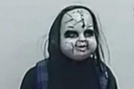 不気味なマスクをした男、ジョギング中の女性の後を追いかける【動画】