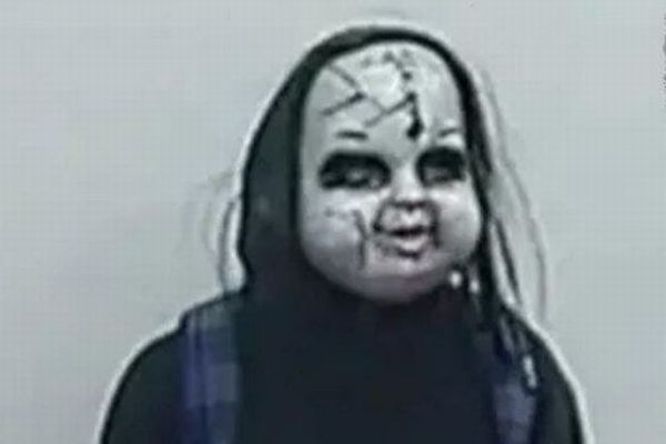 不気味なマスクをした男、ジョギング中の女性の後を追いかける【動画】