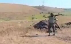 ロシア兵が訓練中、RPGを自分の足元に向けて発射【動画】