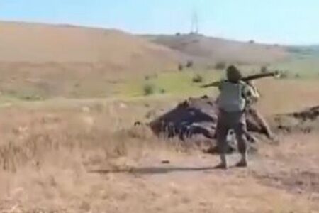 ロシア兵が訓練中、RPGを自分の足元に向けて発射【動画】