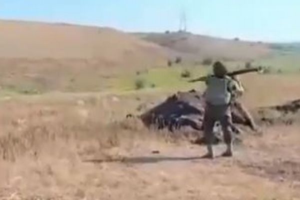 ロシア兵が訓練中、RPGを自分の足元に向けて発射【動画】