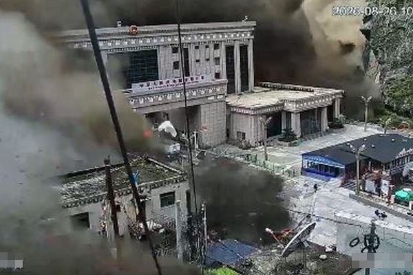 ネパールで大規模な鉄砲水が発生、少なくとも157人が死亡
