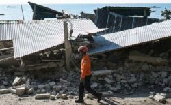 インドネシアの地震、3日間も瓦礫に閉じ込められた84歳の女性を救出