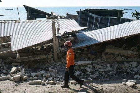 インドネシアの地震、3日間も瓦礫に閉じ込められた84歳の女性を救出