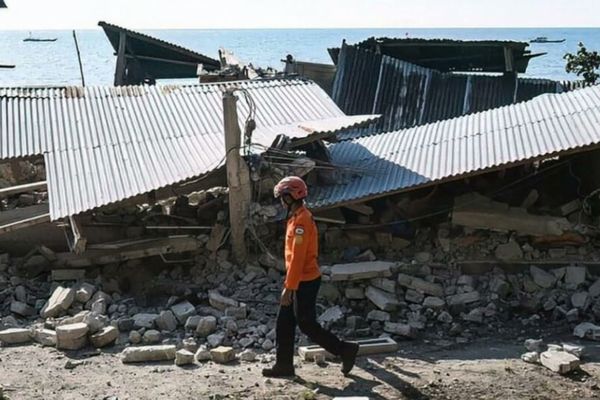 インドネシアの地震、3日間も瓦礫に閉じ込められた84歳の女性を救出