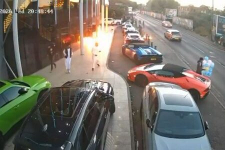 英の結婚式場に火炎瓶、停車していたスーパーカー2台が炎上【動画】
