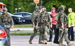 スウェーデンの学校で男が剣を振り回して生徒を襲撃、17歳の女性が死亡