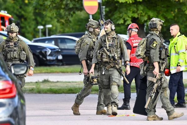 スウェーデンの学校で男が剣を振り回して生徒を襲撃、17歳の女性が死亡